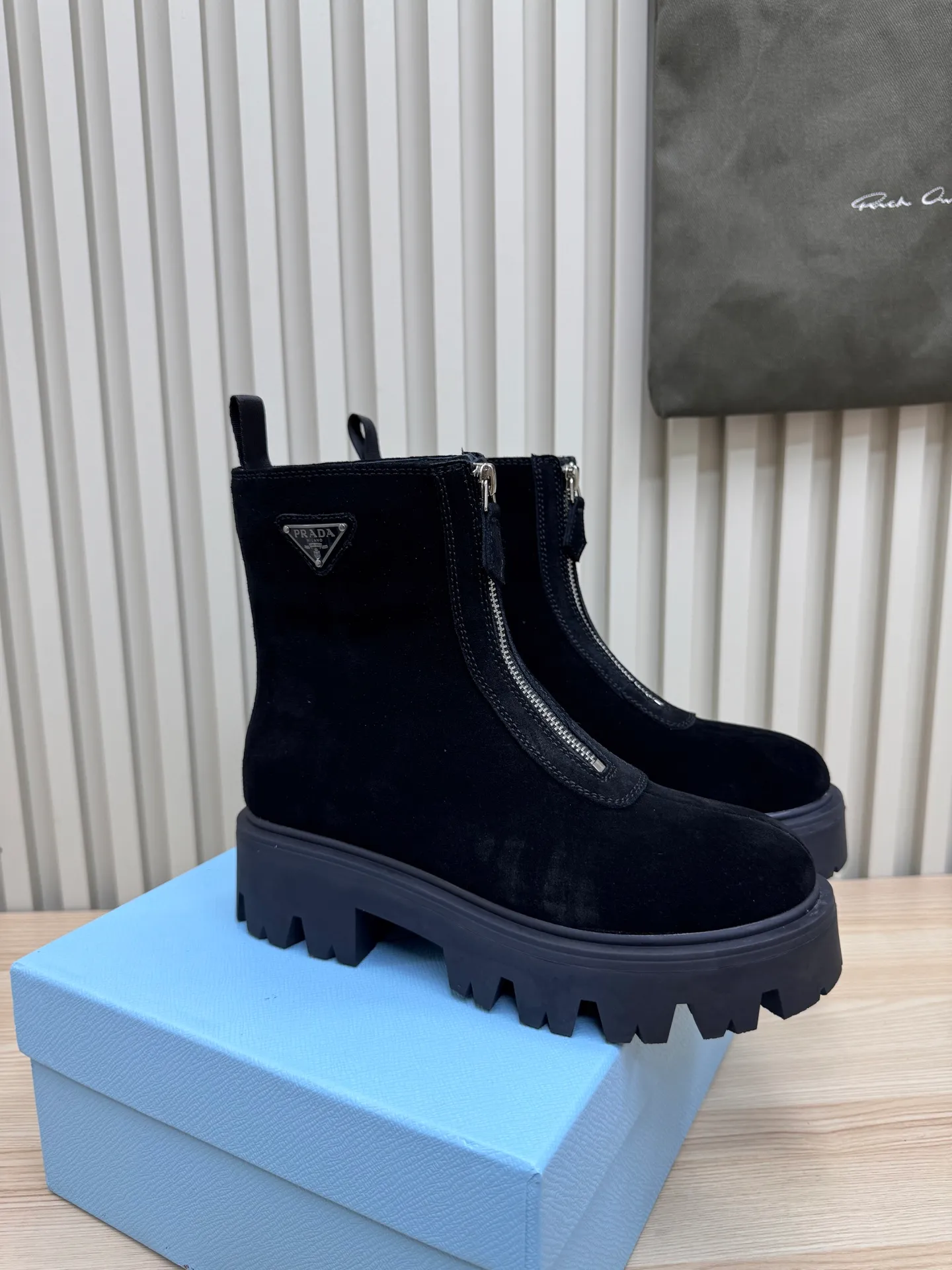 👟👟Ex-factory price 680👟👟 Prada / Prada couple's Martin boots are here, comfortable and elegant to wear. The original molded outsole of the counter is 1:1 replica. It is made of non-slip and wear-resistant imported TPU tin mold vacuum outsole. Tank-shaped thick sole. Fabric: imported anti-explosion cowhide. Lining: imported mixed sheepskin lining. Sheepskin foot pads. Outsole: tin molded beef tendon sole. Code number: 35-41 (42 customized)